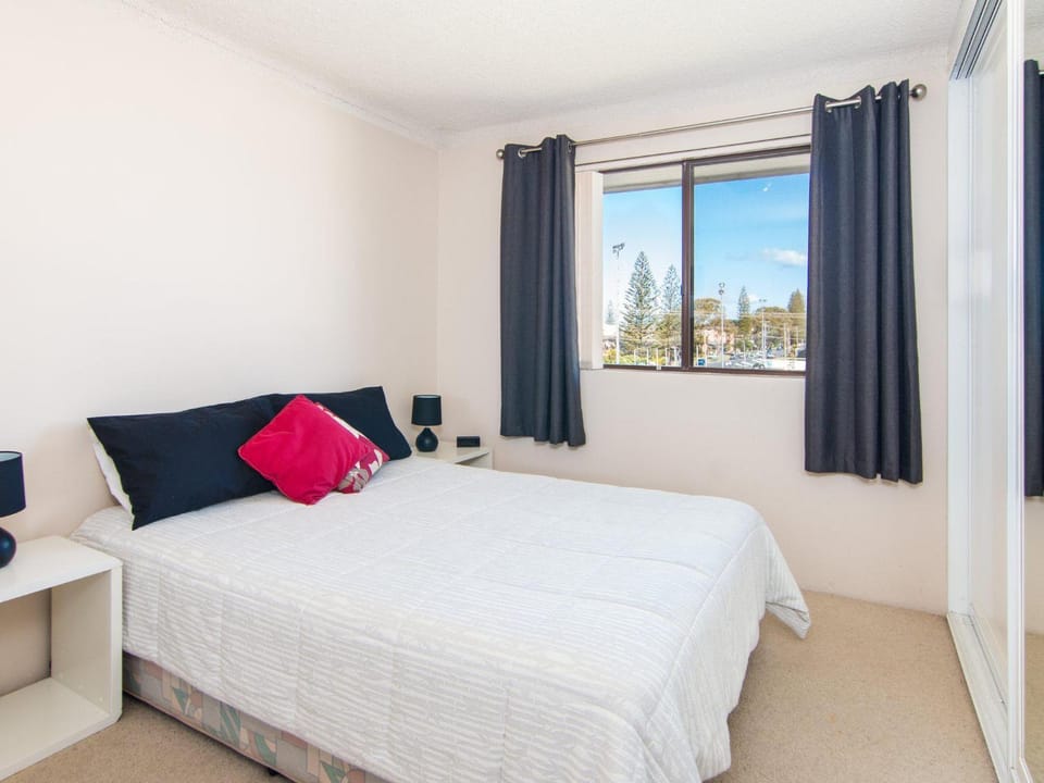 Seabreeze 4 opposite the bowling club Tuncurry Apartment in Tuncurry