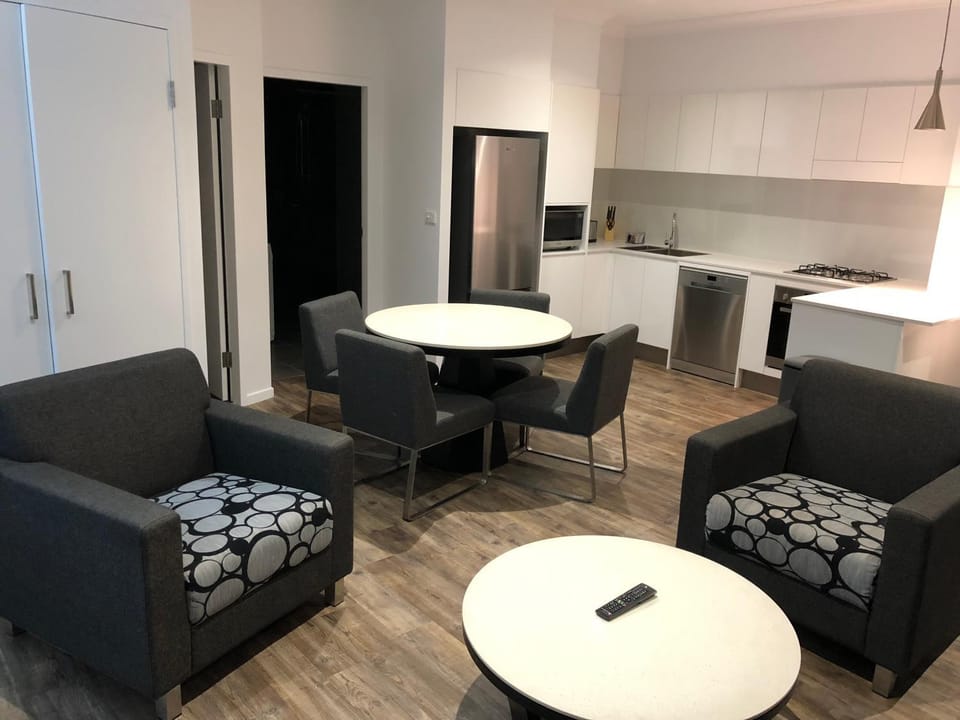 Kitchen or kitchenette, Living room, Seating area, Dining area, minibar