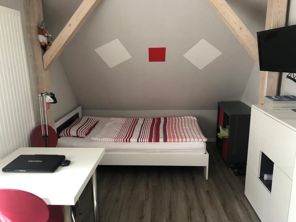 TV and multimedia, Dining area, Bedroom