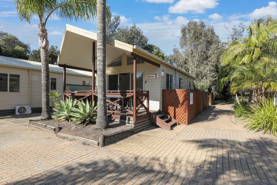 Seven Mile Beach Holiday Park Campground/ 
RV Resort in Gerroa