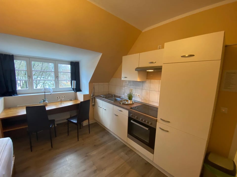 Kitchen or kitchenette, Dining area