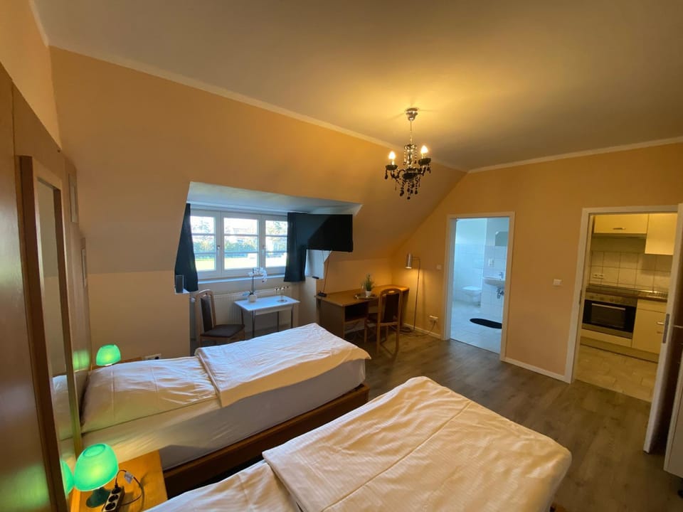TV and multimedia, Photo of the whole room, Bedroom