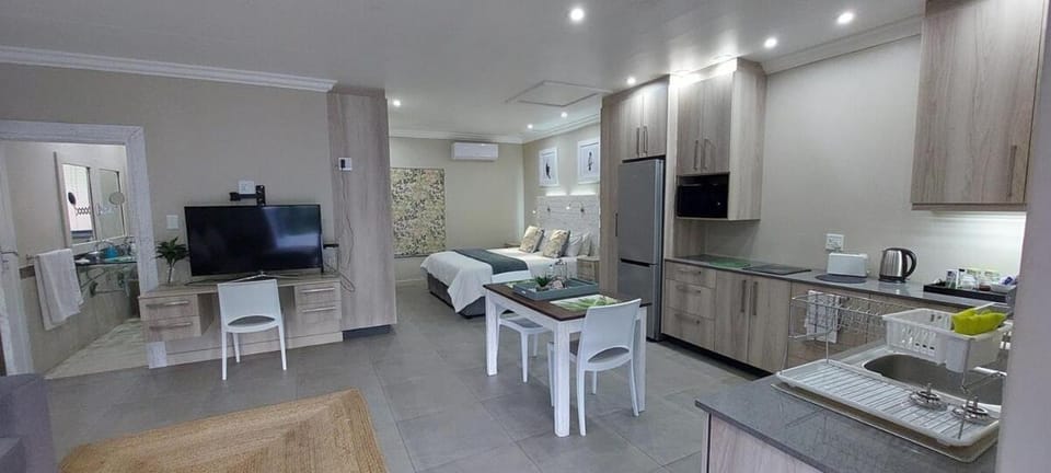 TV and multimedia, Kitchen or kitchenette, Living room, Seating area, Dining area