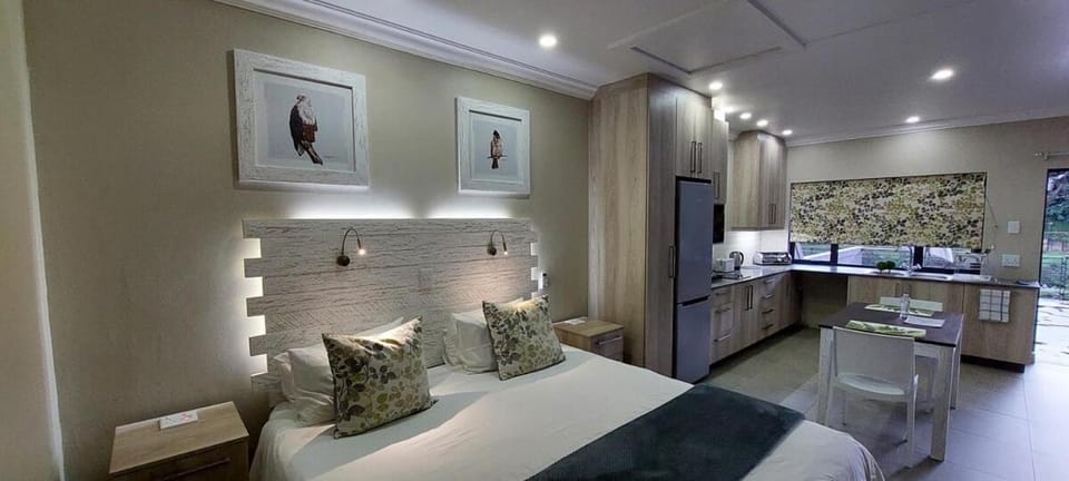 Bed, Kitchen or kitchenette, Bedroom