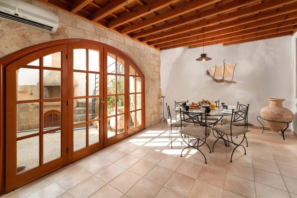 BBQ facilities, Balcony/Terrace, Dining area, Inner courtyard view