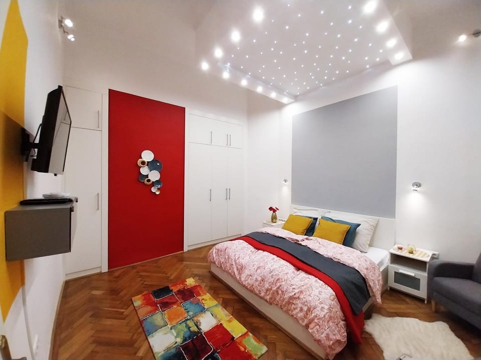 Communal lounge/ TV room, Bed, TV and multimedia, Living room, Photo of the whole room, Seating area, Evening entertainment, Bedroom, Location, wardrobe