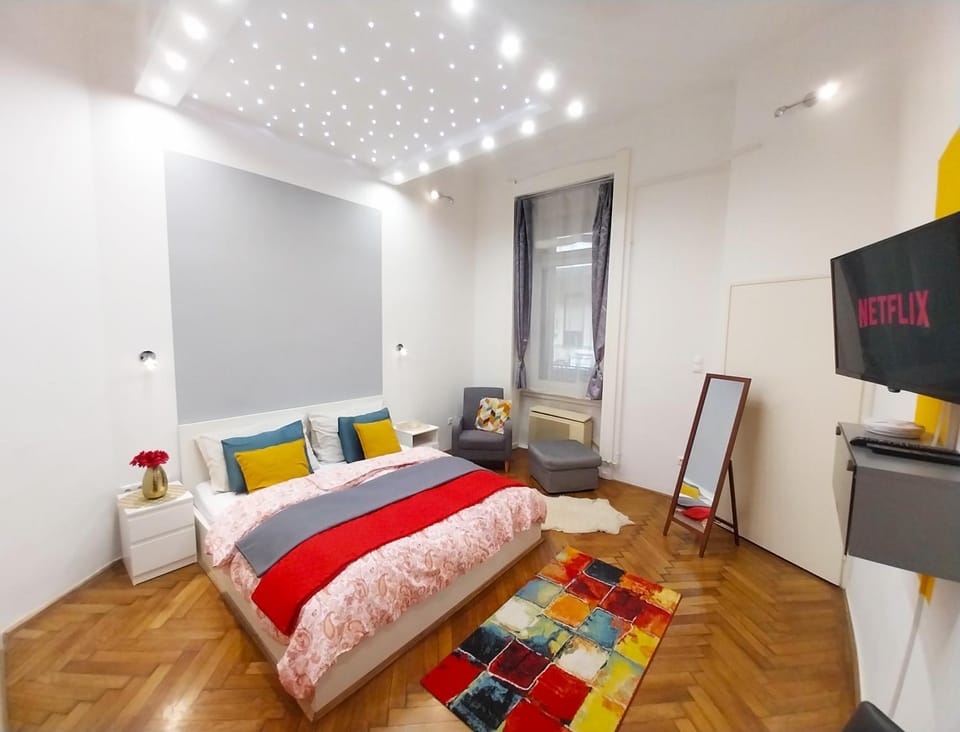 Bed, TV and multimedia, Photo of the whole room, Seating area, Bedroom, furniture