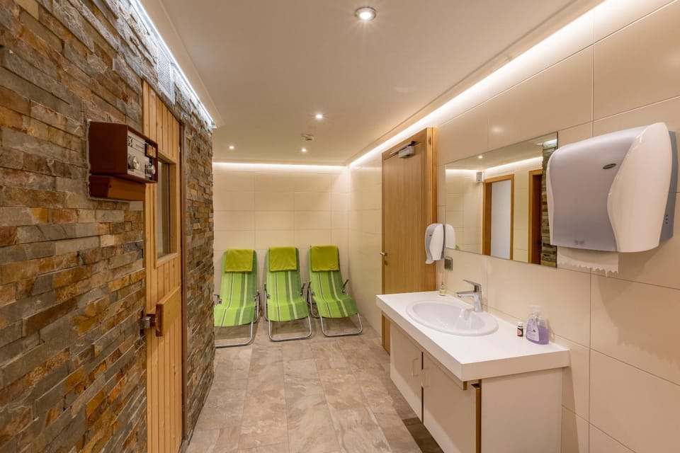 Shower, Sauna, Spa and wellness centre/facilities