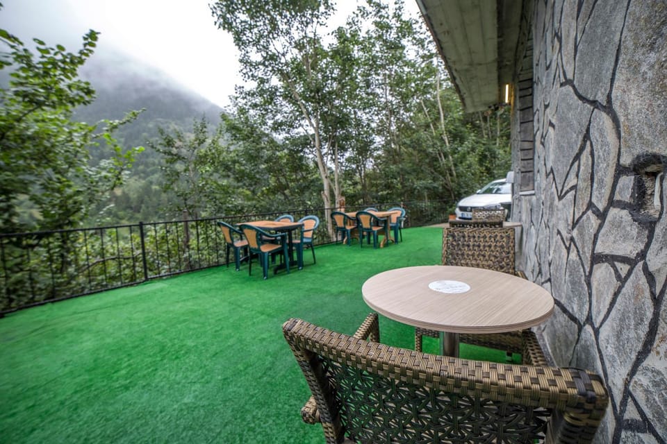 Natural landscape, Garden, Seating area, Dining area, Garden view, Mountain view