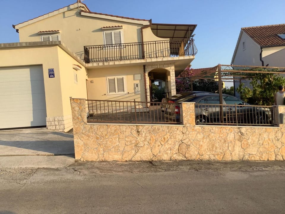 Property building, Facade/entrance, Street view, Location, Parking