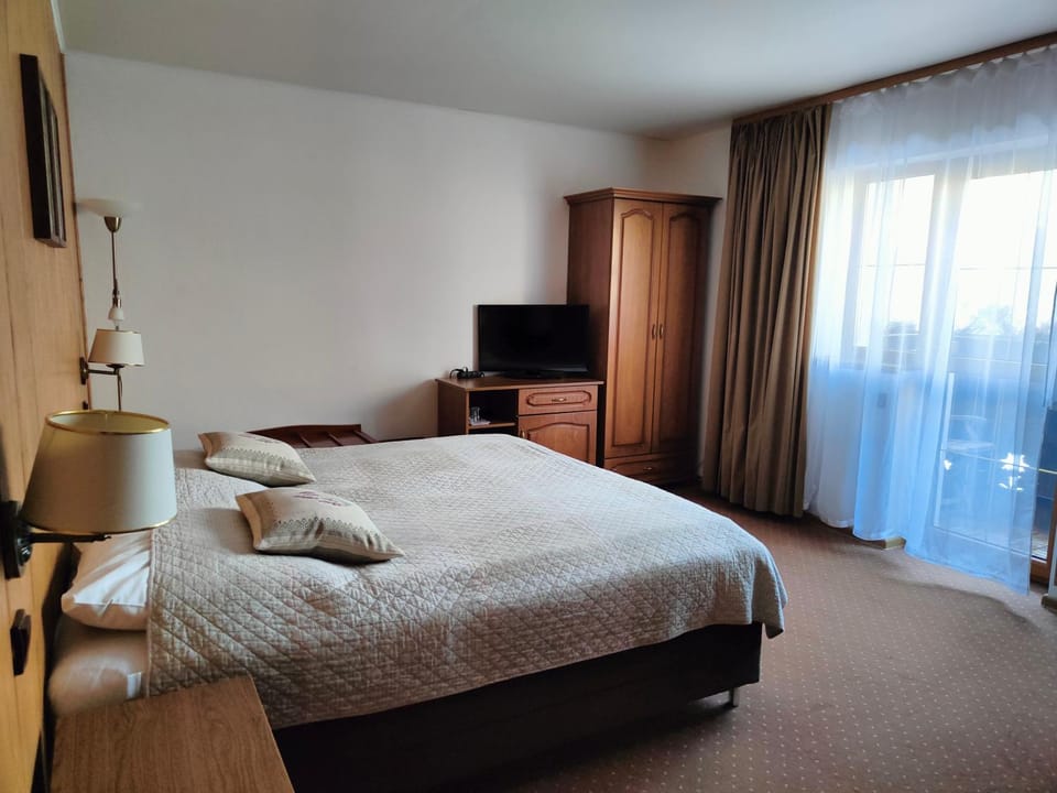 TV and multimedia, Photo of the whole room, Decorative detail, Bedroom, wardrobe