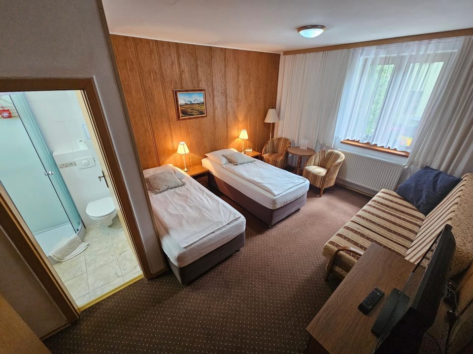 TV and multimedia, Photo of the whole room, Bedroom