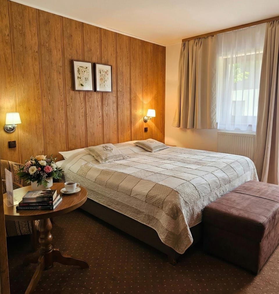 Bed, TV and multimedia, Photo of the whole room, Bedroom, wardrobe