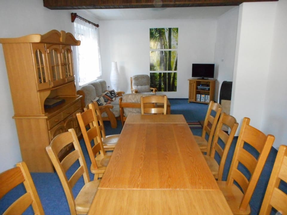 TV and multimedia, Living room, Seating area, Dining area