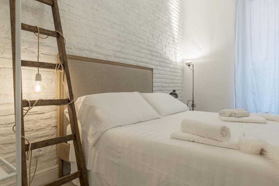 Romantic Vintage Colosseum Suite Apartment in Rome