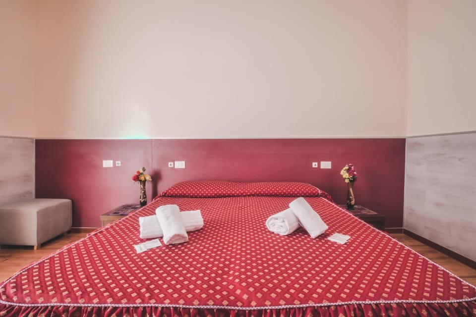 Bed, Photo of the whole room, towels