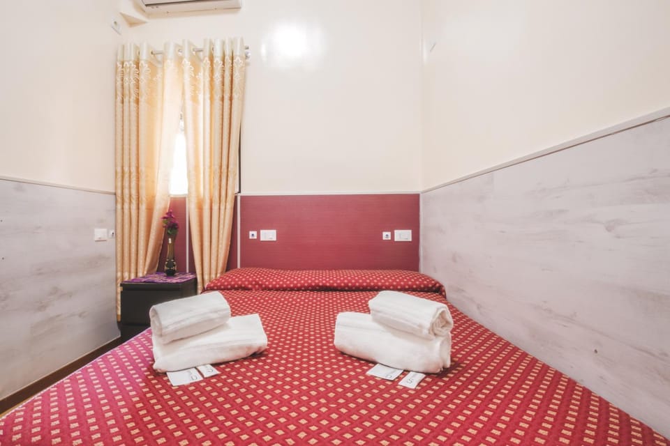 Photo of the whole room, Bedroom, towels