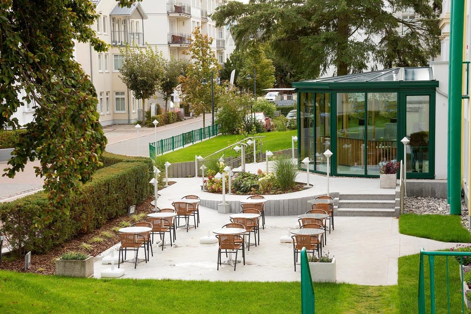 Property building, Patio, Restaurant/places to eat, Garden, Balcony/Terrace, Garden view