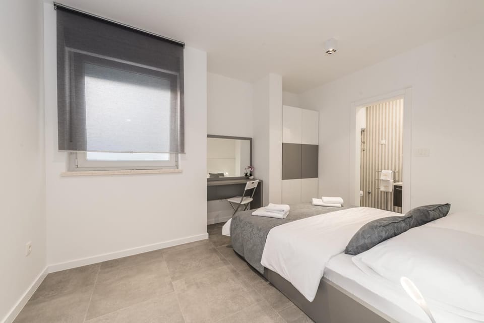 Bed, Bedroom, towels