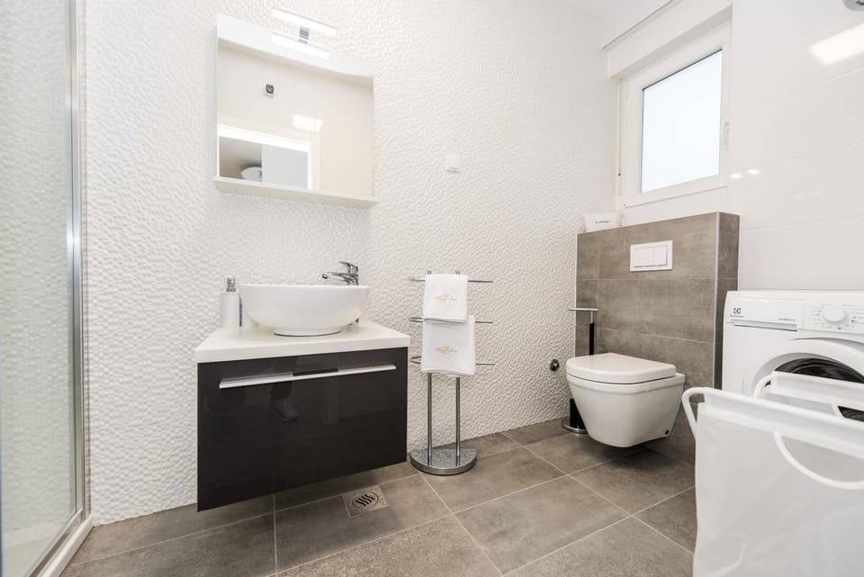 Shower, Toilet, Bathroom, towels