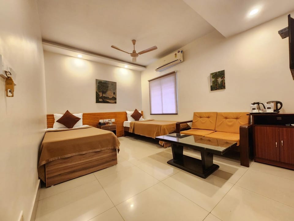Bed, Seating area, Bedroom, air conditioner