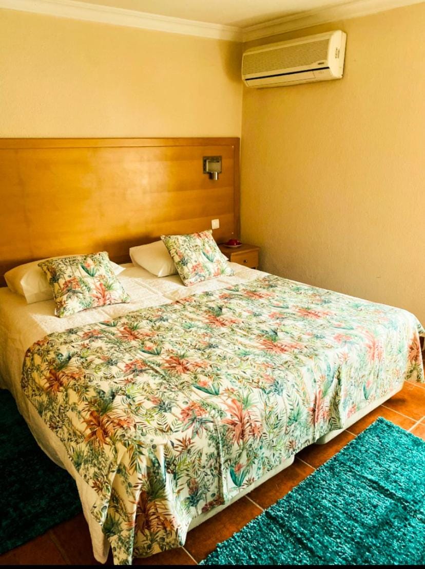 Bed, Photo of the whole room, air conditioner