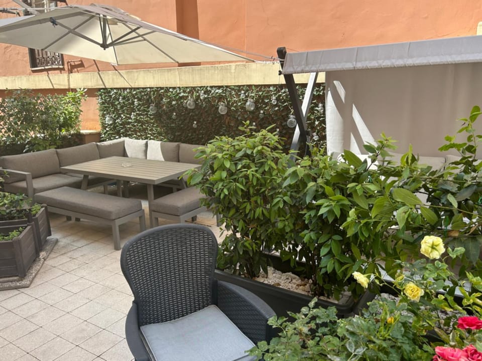 Property building, Day, Balcony/Terrace