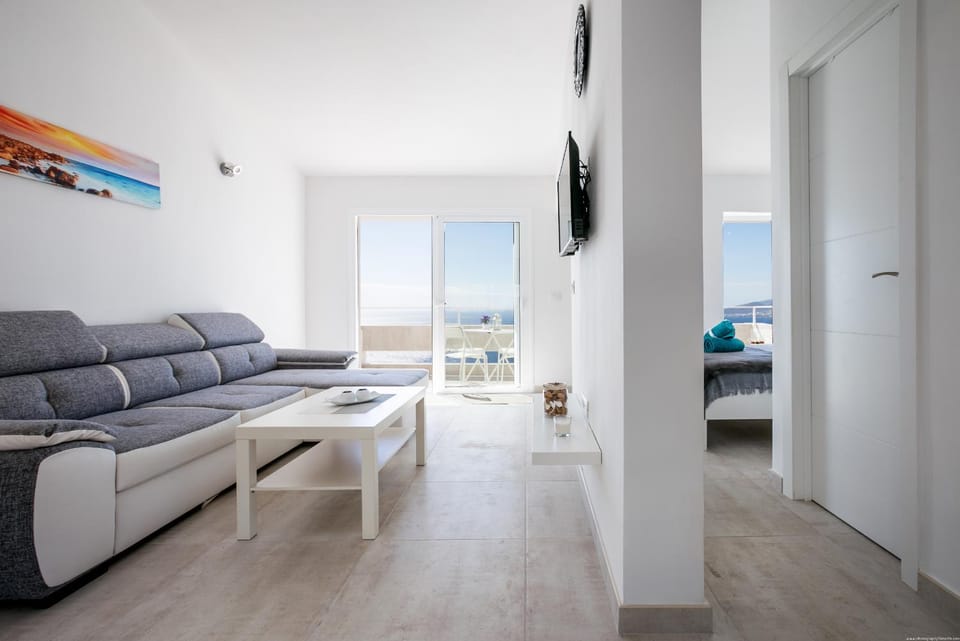 Bed, TV and multimedia, Living room, Seating area