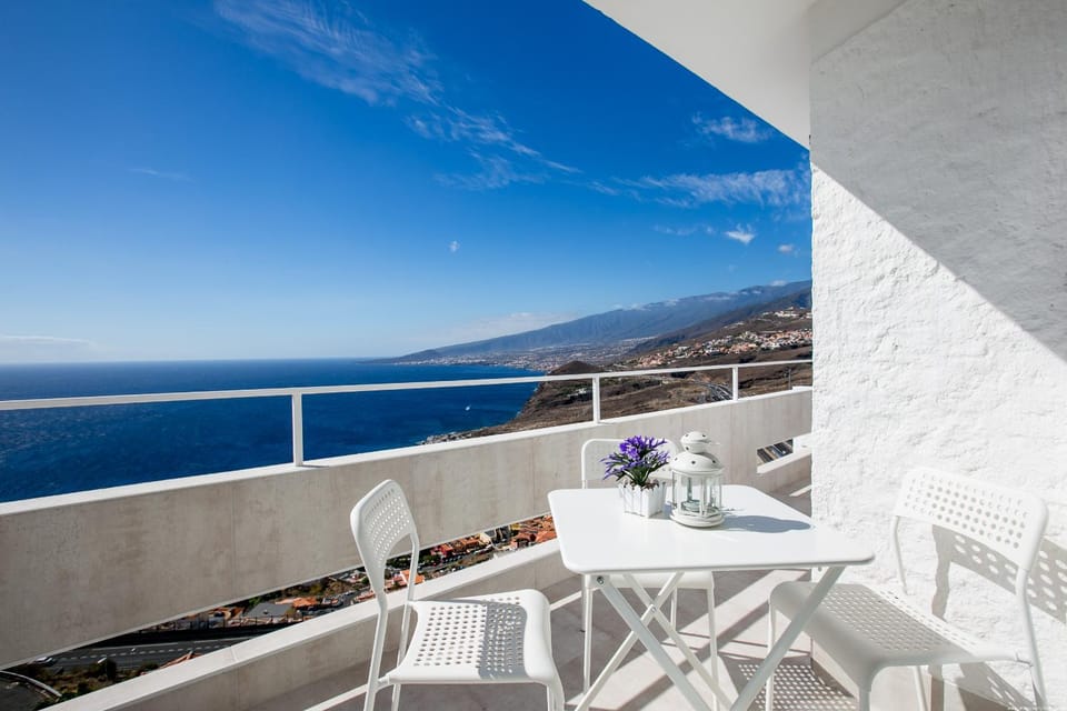 Day, Natural landscape, View (from property/room), Balcony/Terrace, Balcony/Terrace, Seating area, Dining area, Mountain view, Sea view
