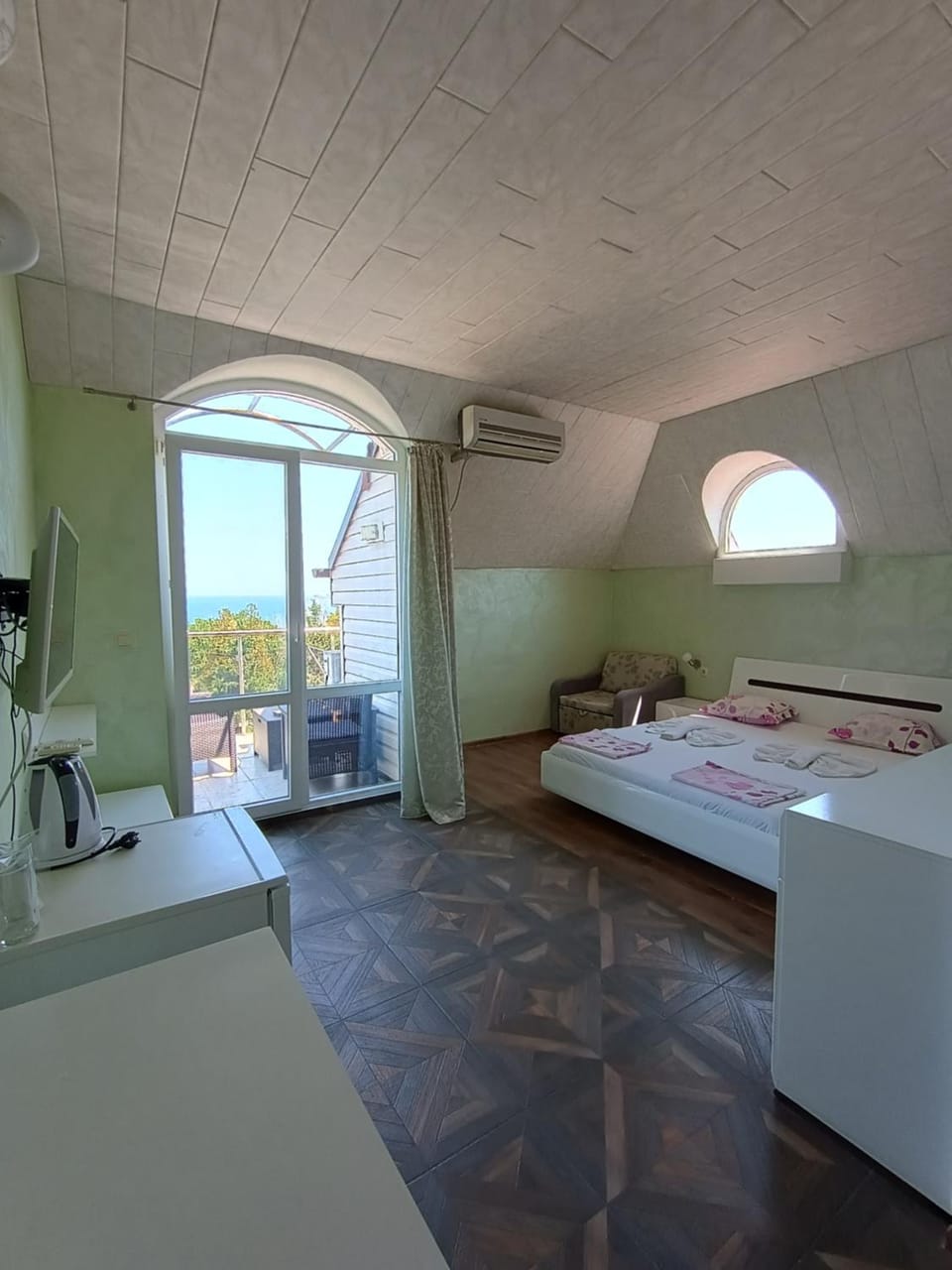 Bed, TV and multimedia, Photo of the whole room, Bedroom, Bath, air conditioner