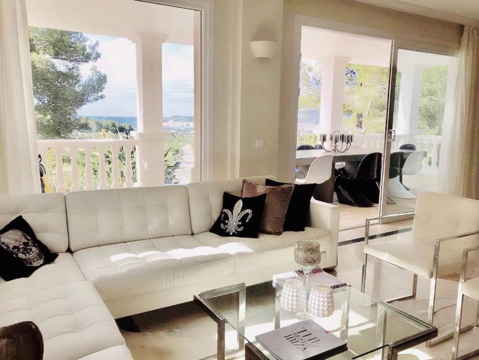 DOS MONOS Villa in Ibiza