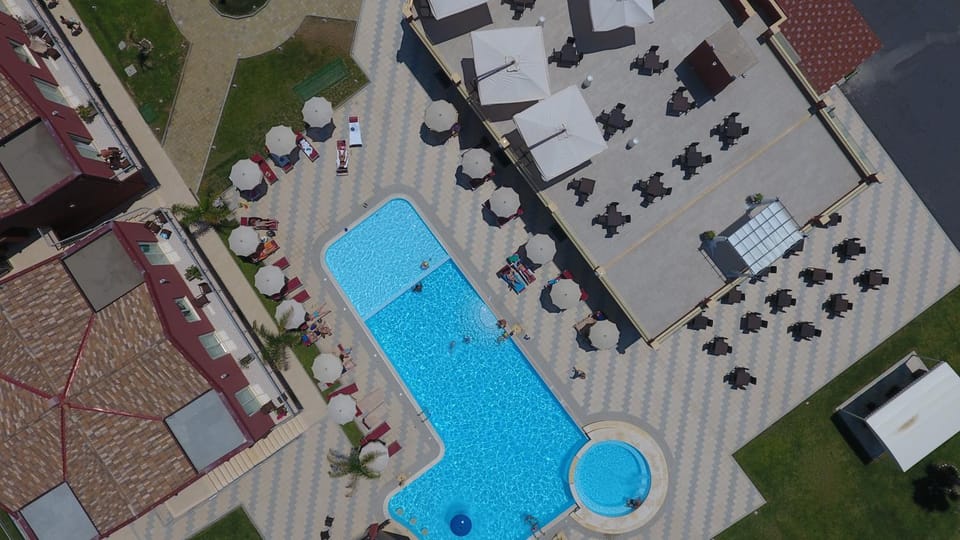 Bird's eye view, Pool view