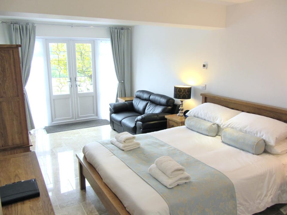 Bed, Seating area, Bedroom