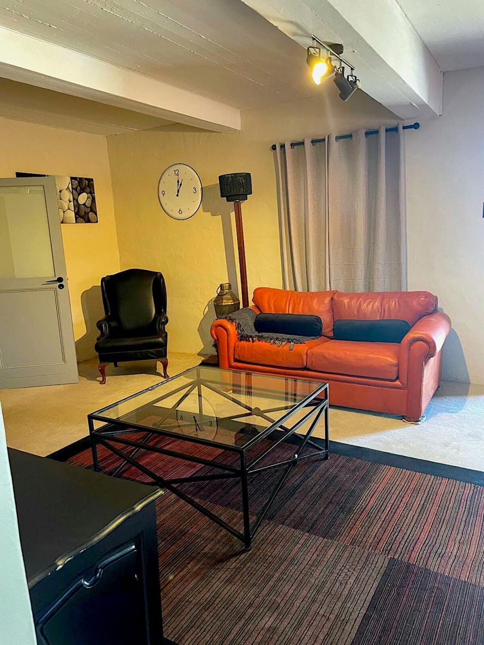 TV and multimedia, Living room, Seating area, Evening entertainment