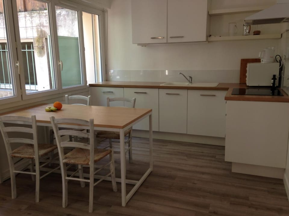 Kitchen or kitchenette, Garden view, Inner courtyard view
