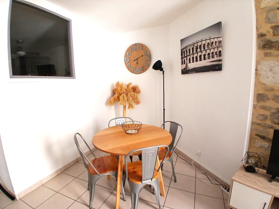 Grand T2 en plein centre avec parking gratuit Apartment in Nimes