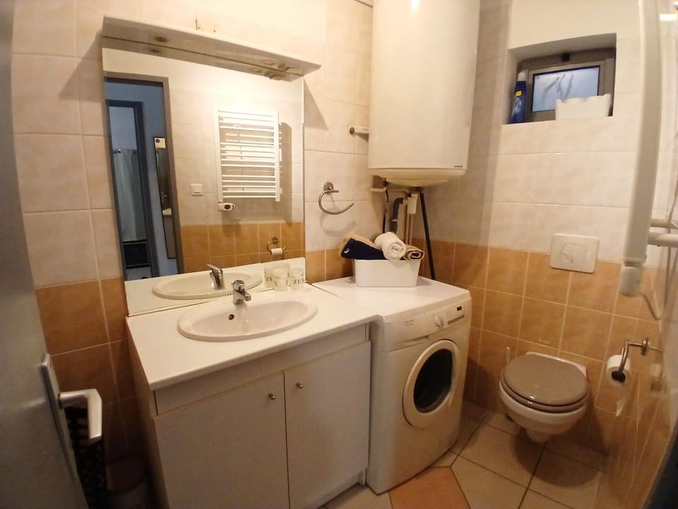 Grand T2 en plein centre avec parking gratuit Apartment in Nimes