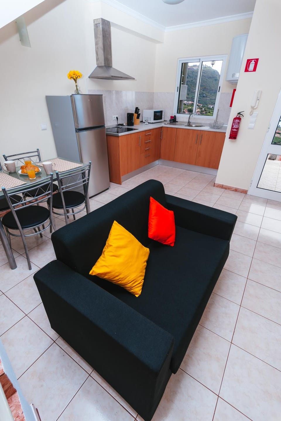 Coffee/tea facilities, Kitchen or kitchenette, Living room, Dining area