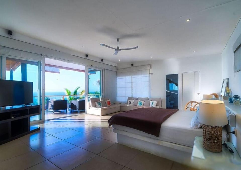 Photo of the whole room, Sea view