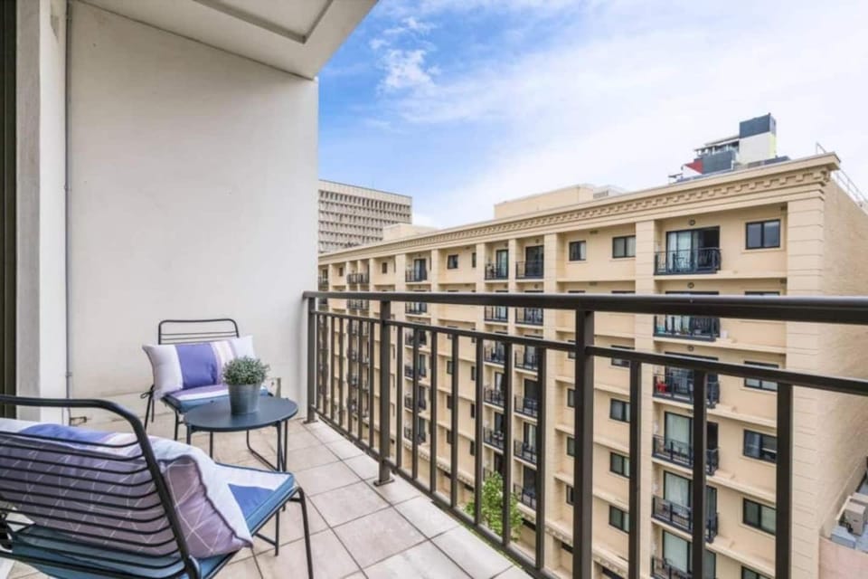 504 - Perth CBD Huge 1BR 1BA Beauty Apartment in Perth