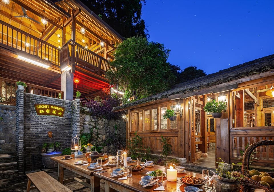 Property building, Restaurant/places to eat, Balcony/Terrace