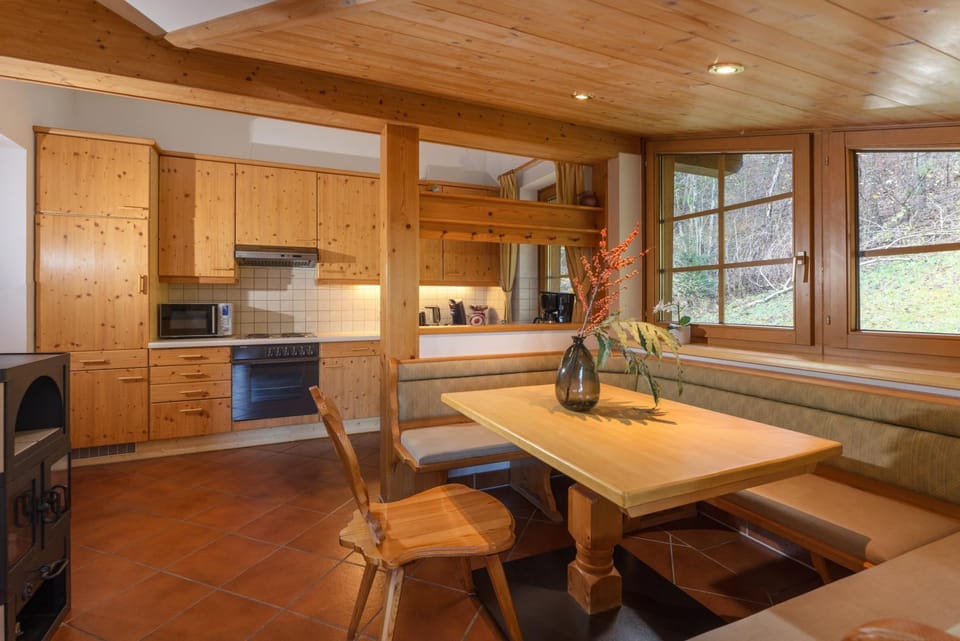 Kitchen or kitchenette, Seating area, Dining area, stove