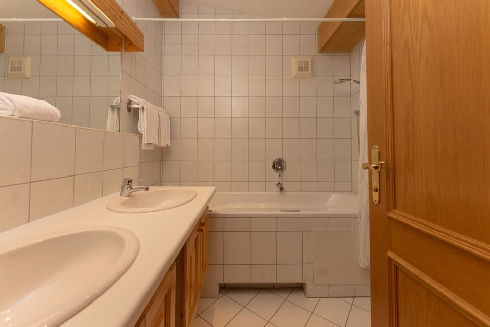 Bathroom, Bath, towels