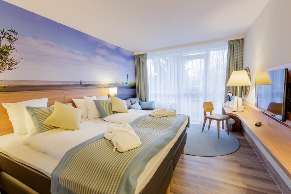 Bed, TV and multimedia, Coffee/tea facilities, Decorative detail, Seating area