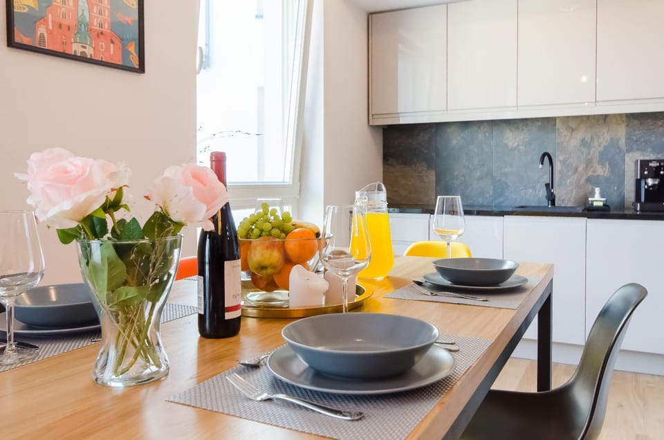 Kitchen or kitchenette, Dining area