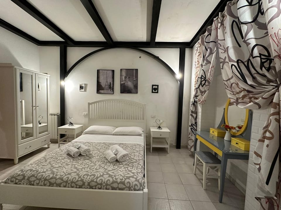 Bed, Photo of the whole room, Bedroom, heating, towels, wardrobe
