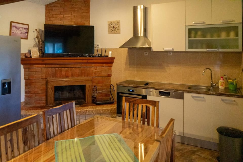 Kitchen or kitchenette, Dining area