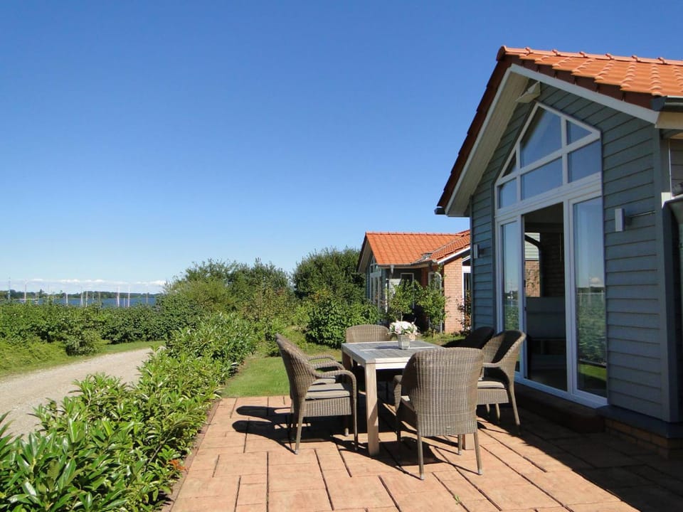 Property building, Day, Natural landscape, Garden, Balcony/Terrace
