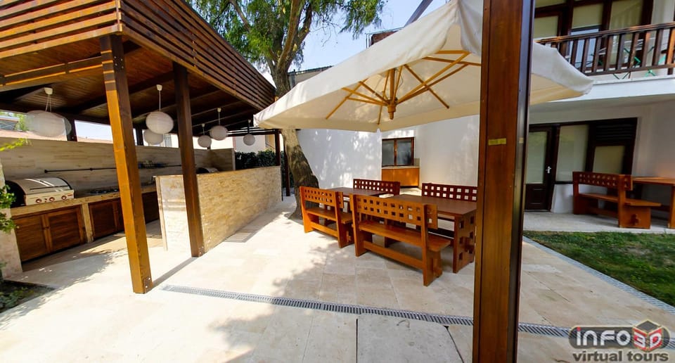 Property building, Day, Balcony/Terrace, Dining area