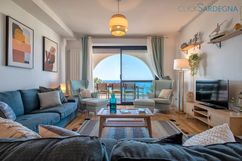 Communal lounge/ TV room, Living room, Sea view